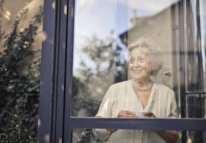Ambiance apaisante d'une résidence senior moderne avec lumière douce
