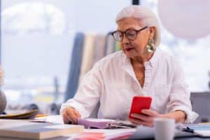 Seniors de 70 ans partageant des moments de sagesse et de sérénité