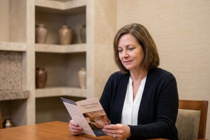 Femme réfléchissant à la crémation dans un salon funéraire