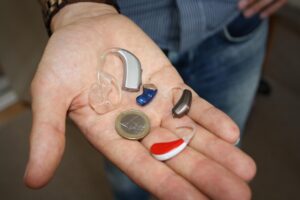 IIC, CIC ou ITC : comparatif des appareils auditifs intra-auriculaires selon leur niveau de discrétion